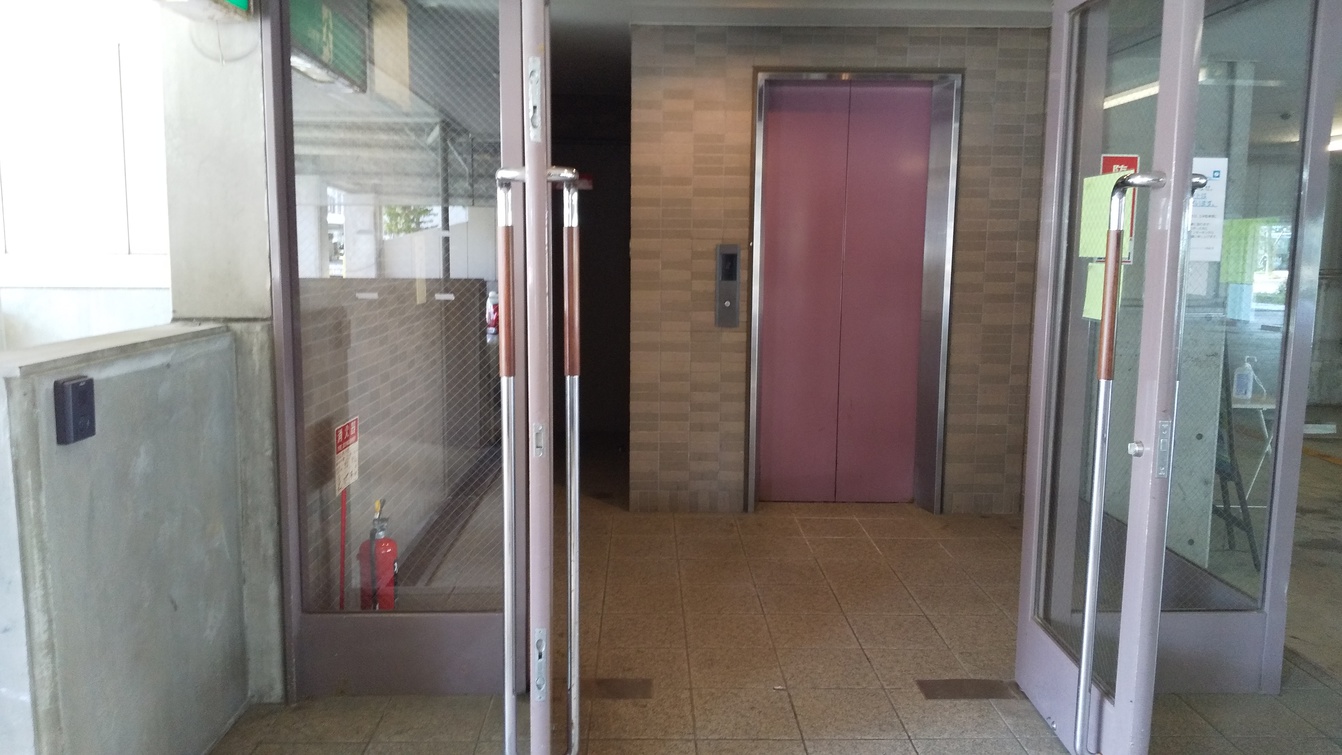 １階玄関エレベーターホール