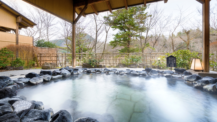 本館露天風呂…;名取川のせせらぎともに秋保の自然をお愉しみ頂けます。