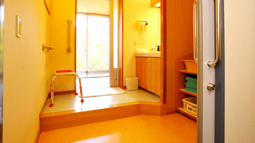 本館貸切風呂…;貸切風呂のうち1ヶ所(姫の湯)は、脱衣所まで車椅子で入室できます(宿泊者限定)。