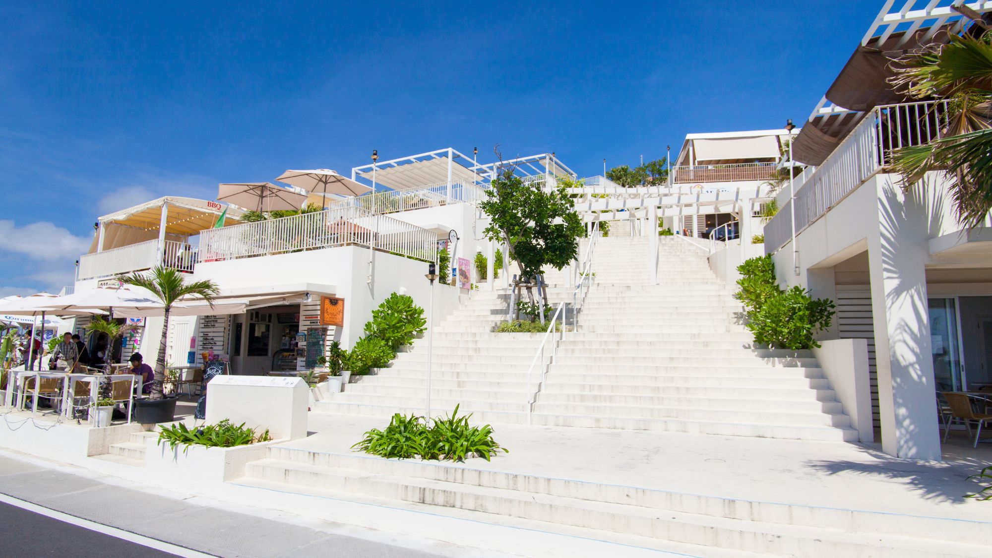 【瀬長島ウミカジテラス】当館から車で約20分