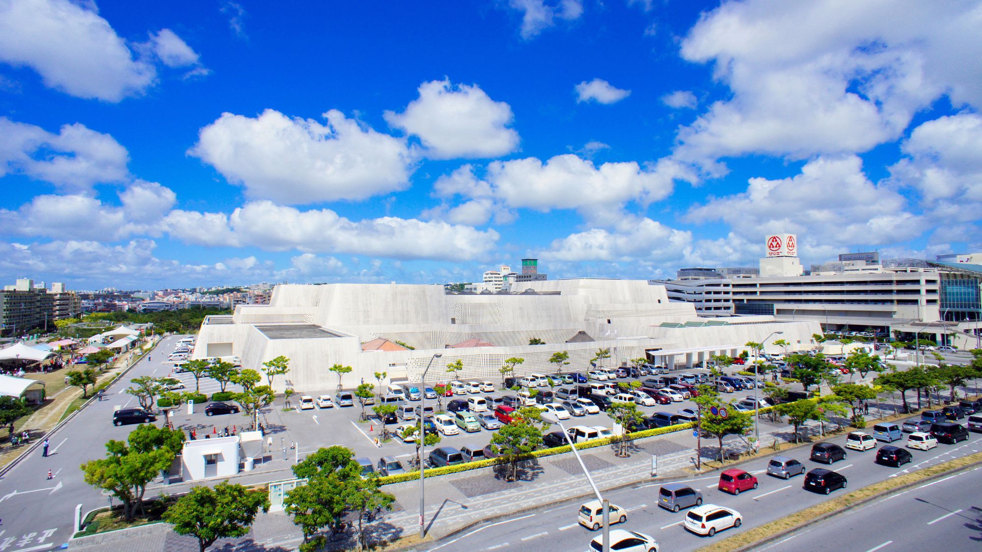 【沖縄県立博物館・美術館（おきみゅー）】当館から車で約14分