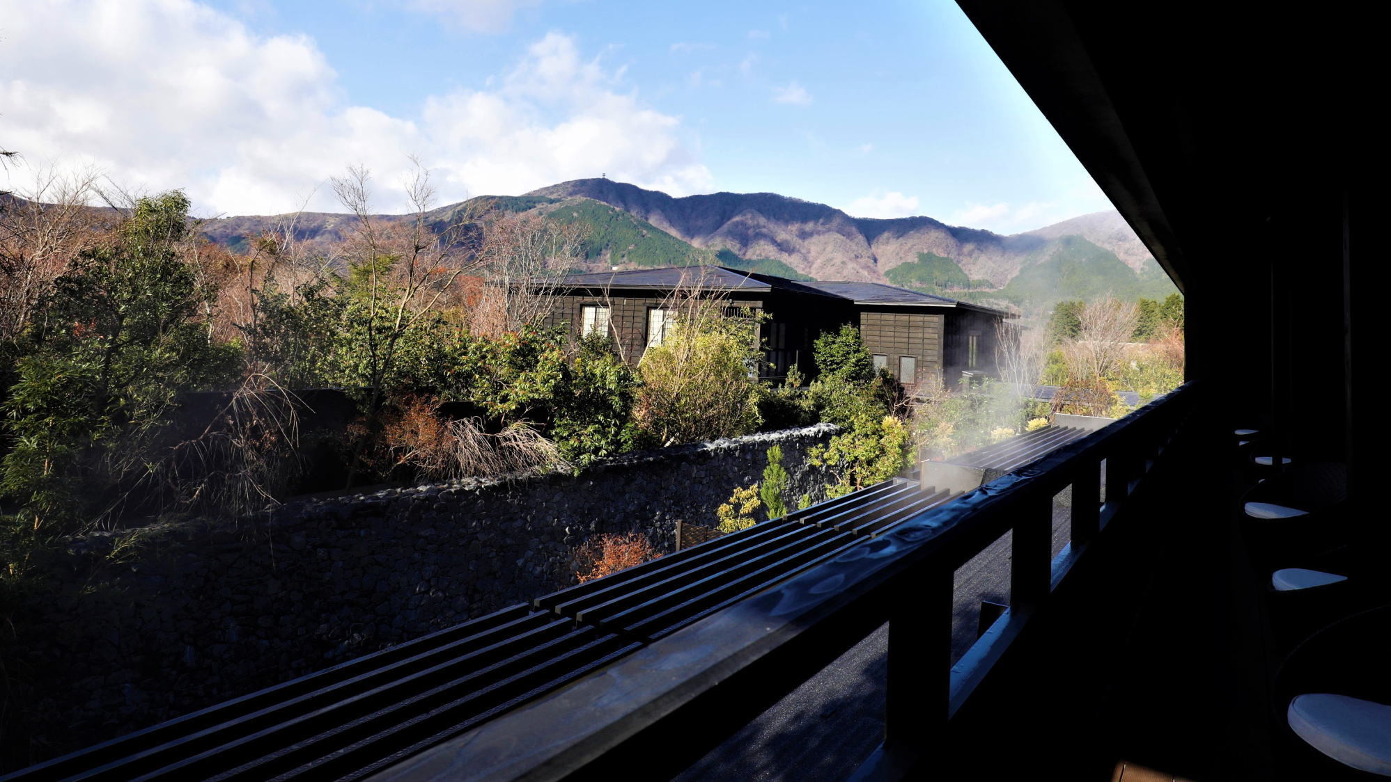 【テラスからの眺め】中庭と箱根の四季折々の景色をお楽しみください。