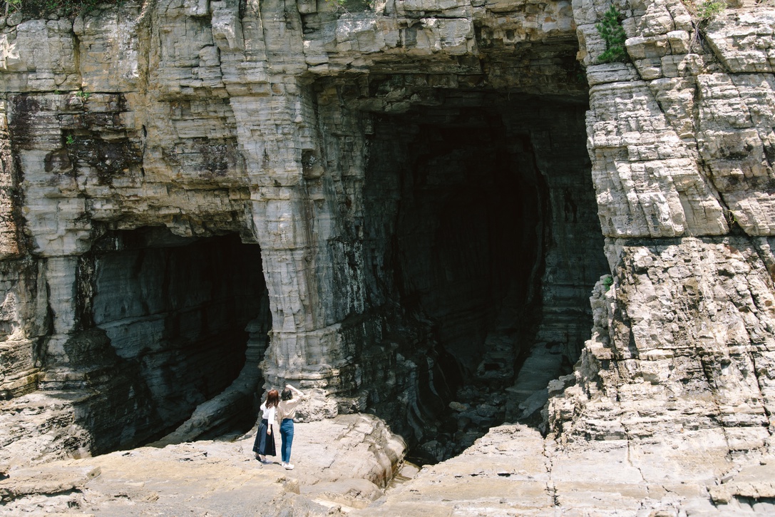 干潮の時にしか行けない鳥毛洞窟は圧巻です。
