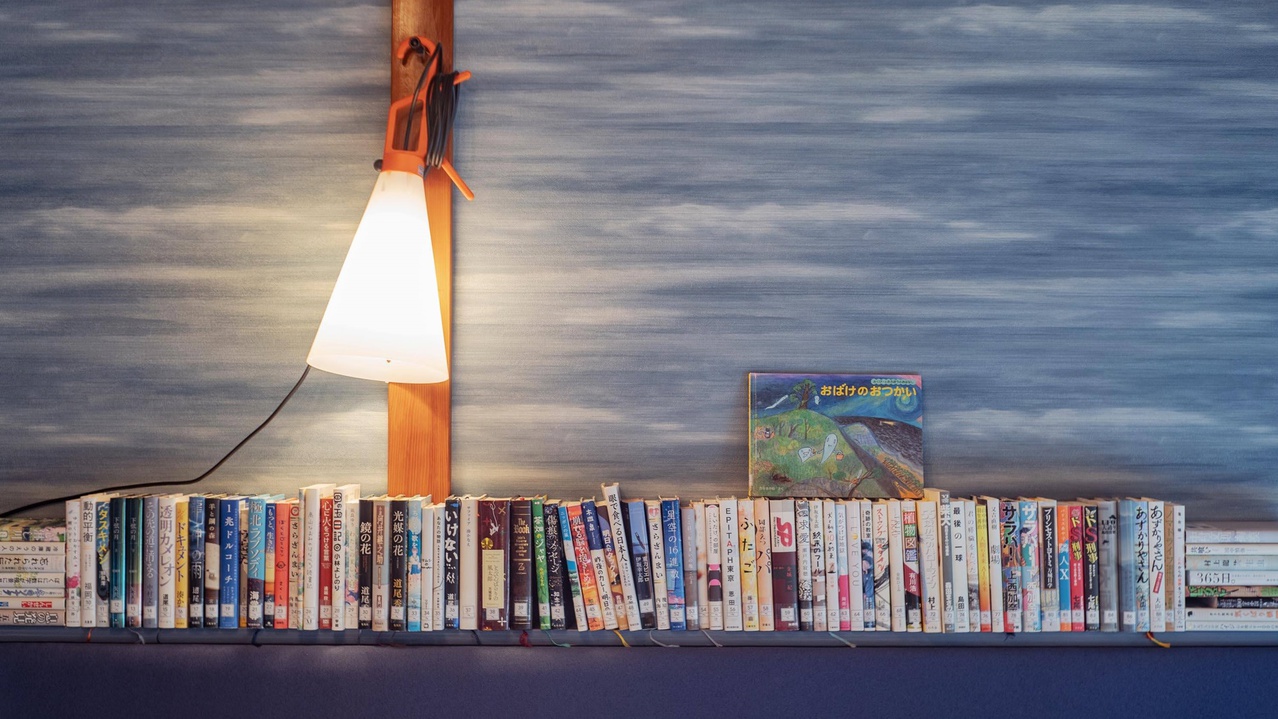 【スタンダードルームA：201】持ち運び可能な手元照明。気になっていた本を何冊でも楽しんで。