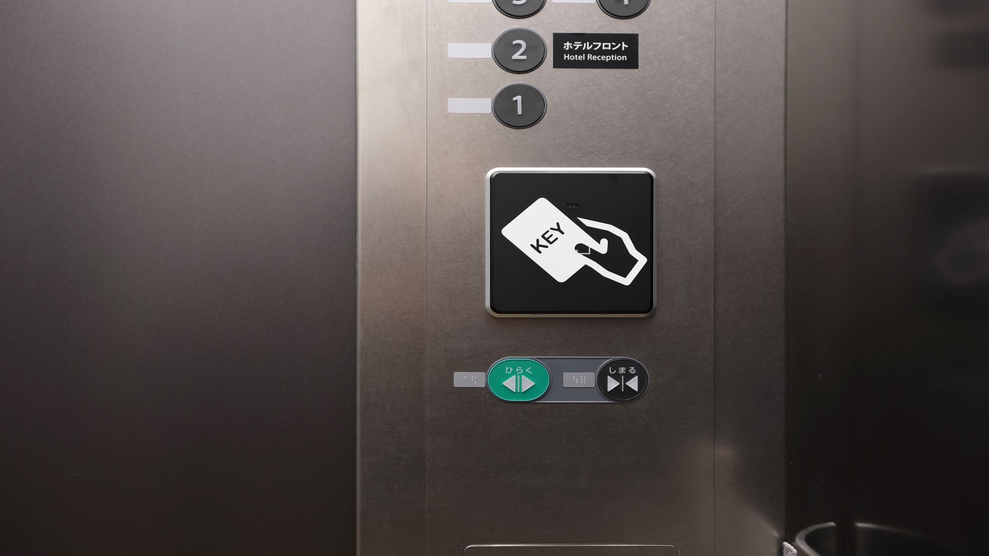 エレベーター【ルームキーをかざしていただいた後、階数を押すことができます】