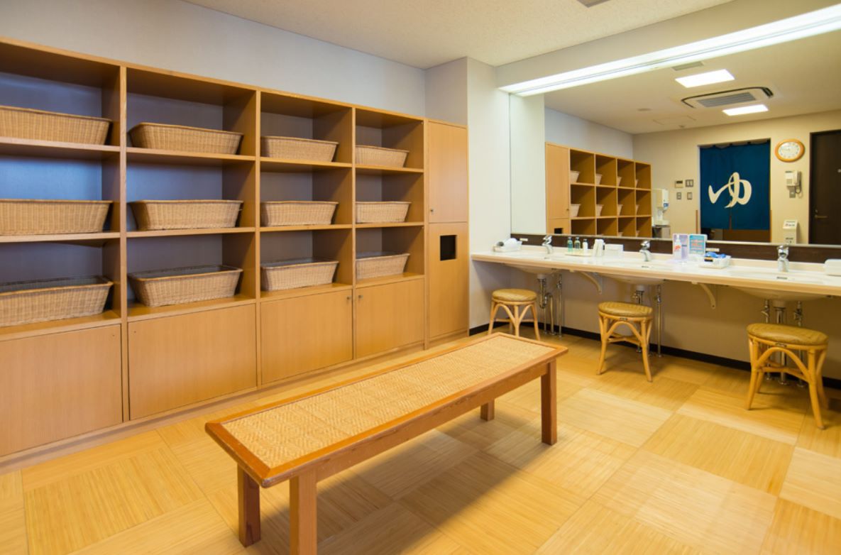 ホテル３階大浴場脱衣場男湯