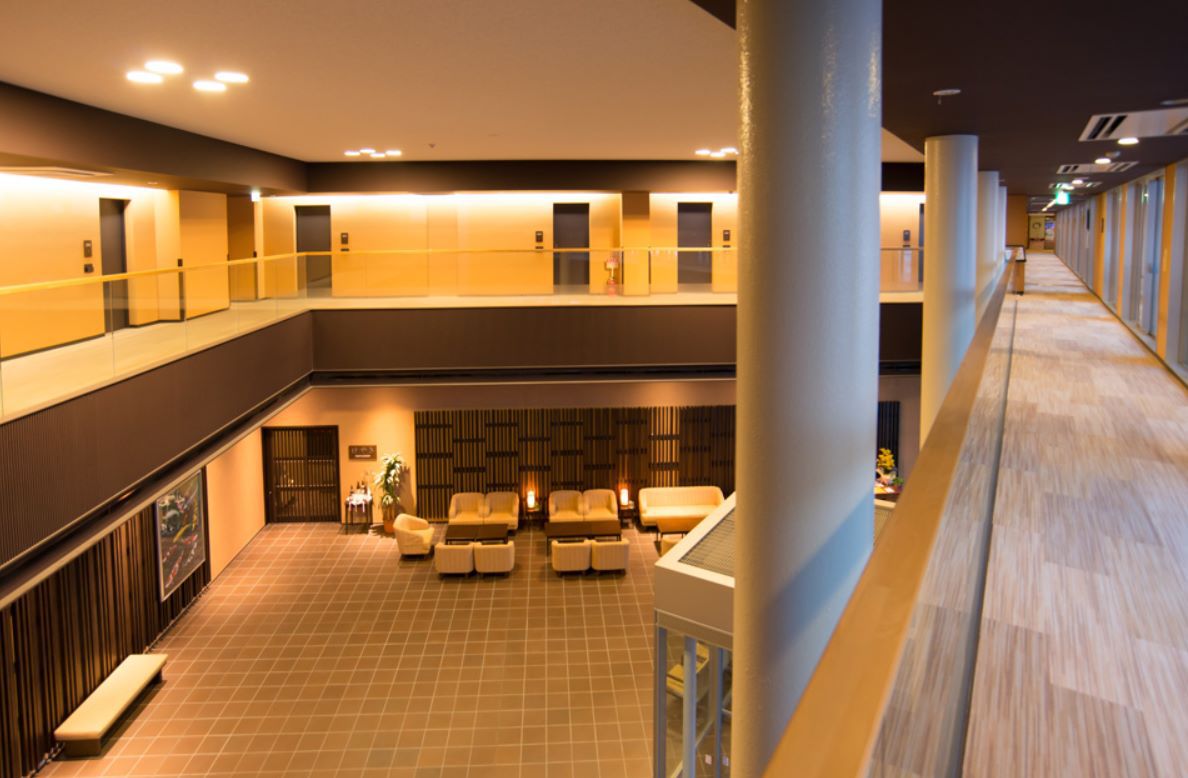 ホテル２階廊下吹き抜け部分