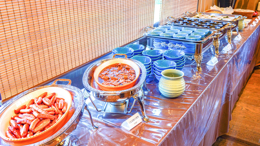 朝食バイキング一例（お日にちによって御膳料理またはバイキングメニューとなります）