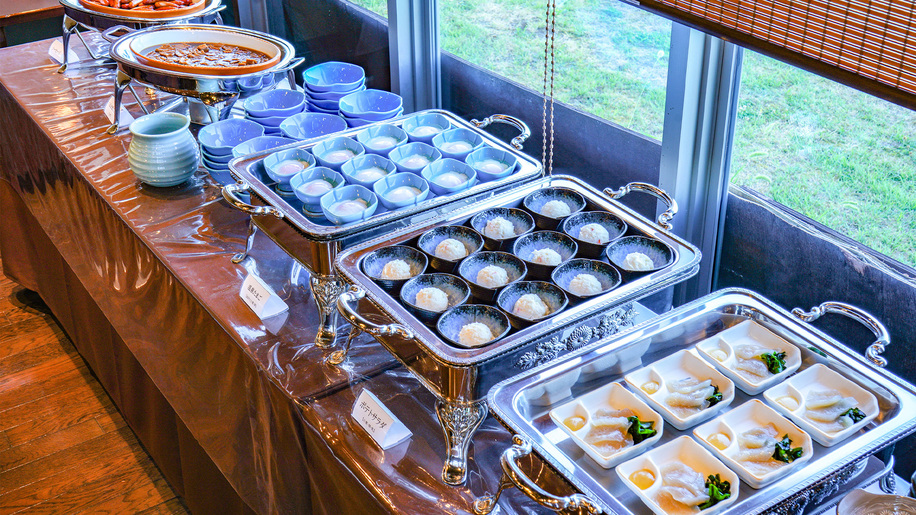 朝食バイキング一例（お日にちによって御膳料理またはバイキングメニューとなります）