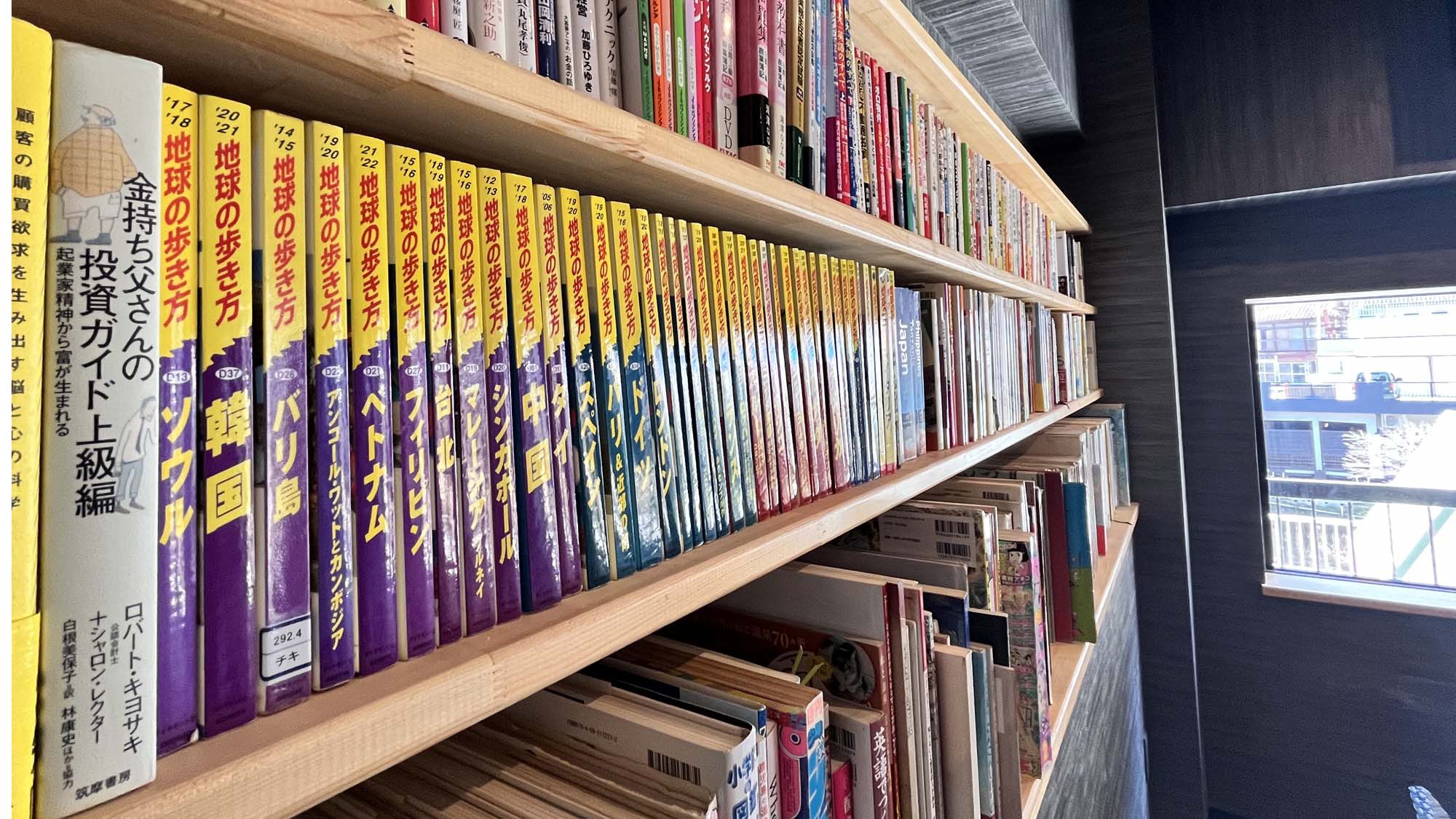 館内には旅好きなオーナーオススメの本が沢山並べてられています♪