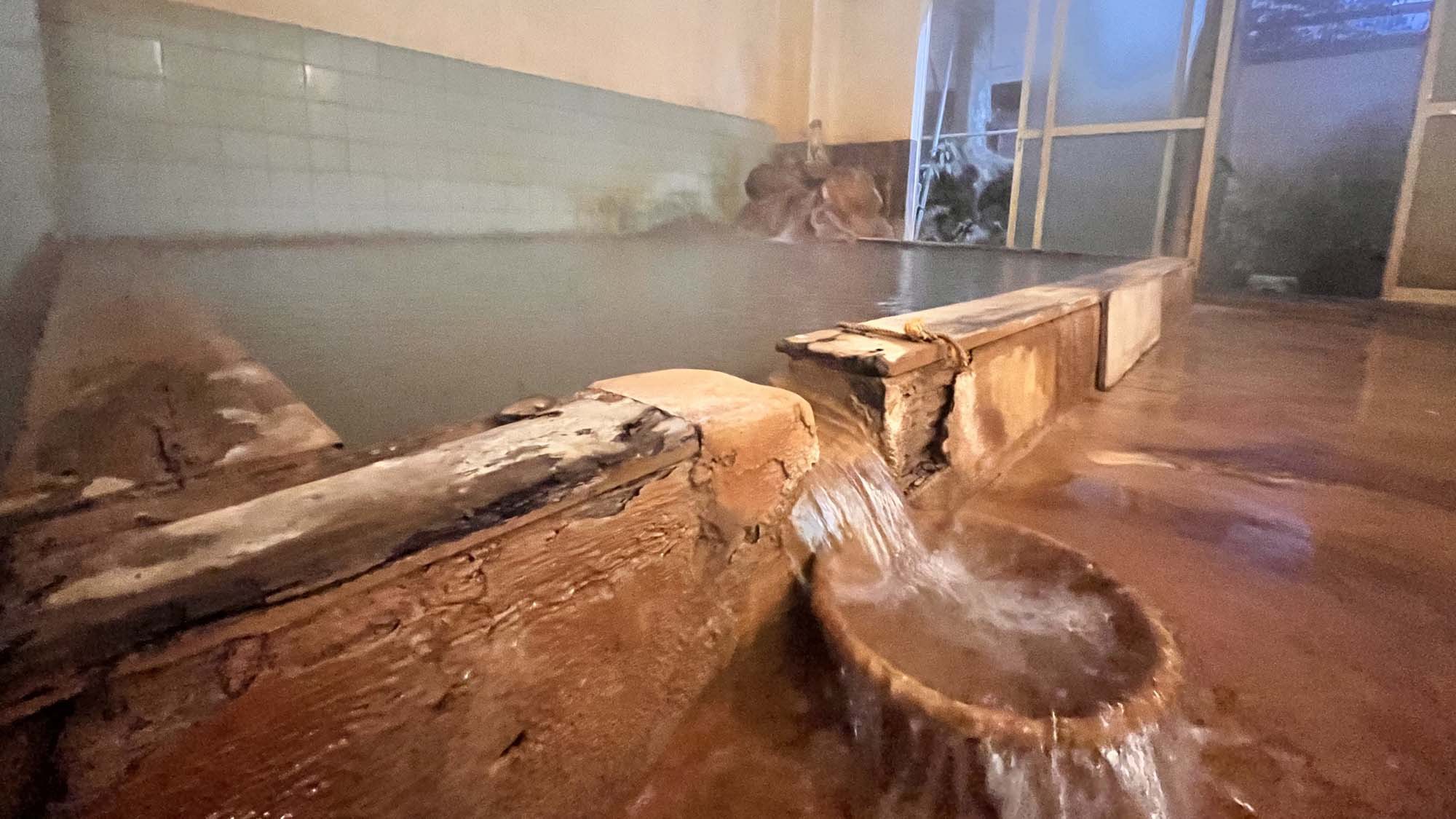  ドバドバとかけ流し温泉は湯船からあふれ出していつでも新鮮です♪