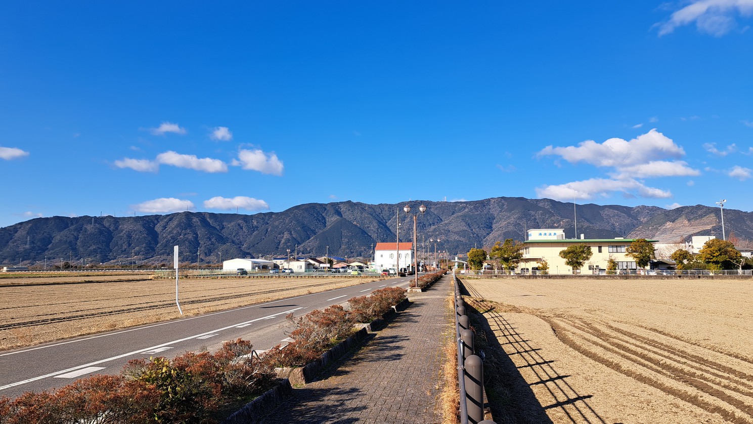 *【外観】のどかな田園風景が広がる水郷地帯に佇む当館。のんびり癒しのひとときを。