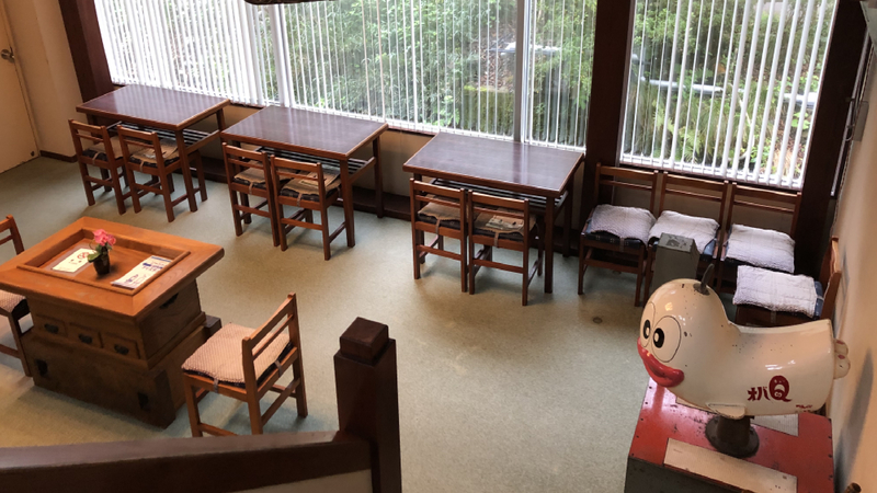 ・玄関横、談話室（喫茶フリースペース）そこにはテーブル椅子TVなどと一緒に昭和の乗り物『オバQ』
