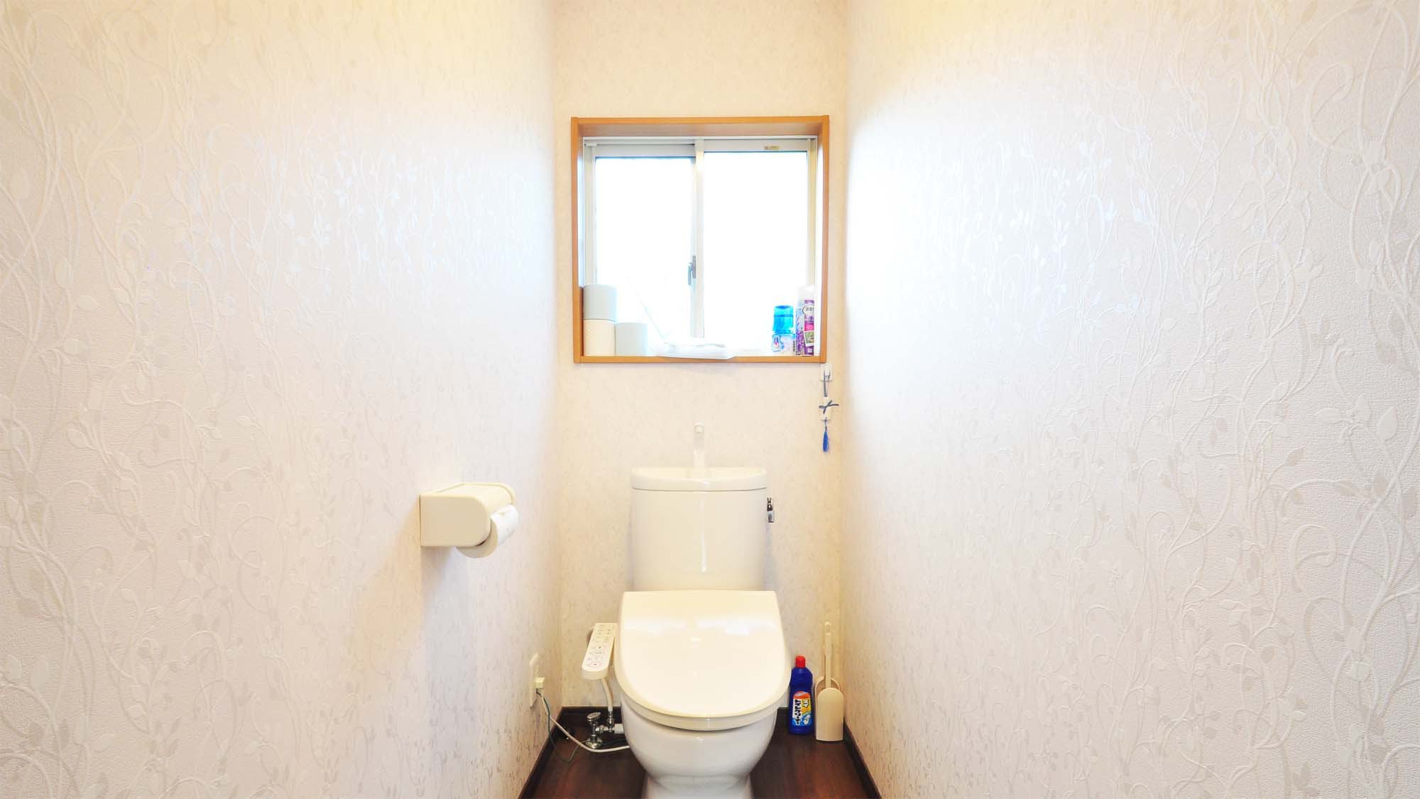 【トイレ】温水洗浄シャワー付の便座となります