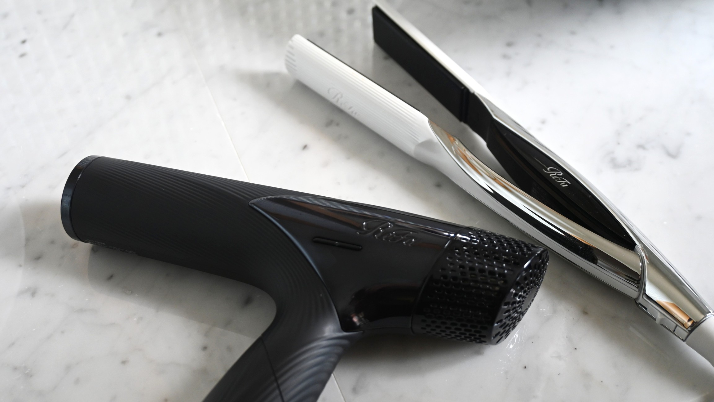 【客室備品】特別室限定でRefaのドライヤー・ヘヤアイロンをご用意。