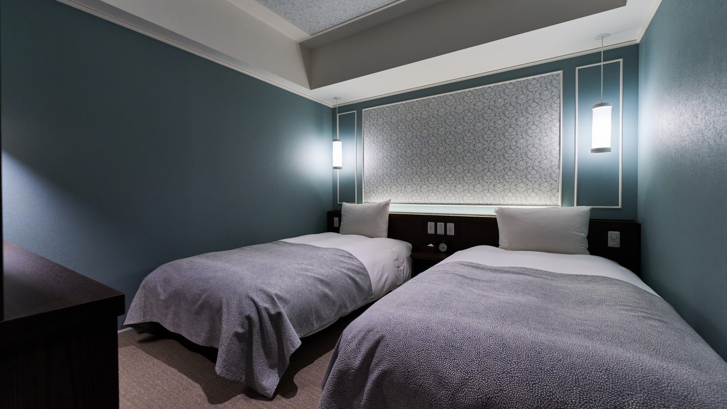 【フォース】寝室は灯りを押さえたロマンチックな設え。より良い朝の為にゆっくりと休める時間に。