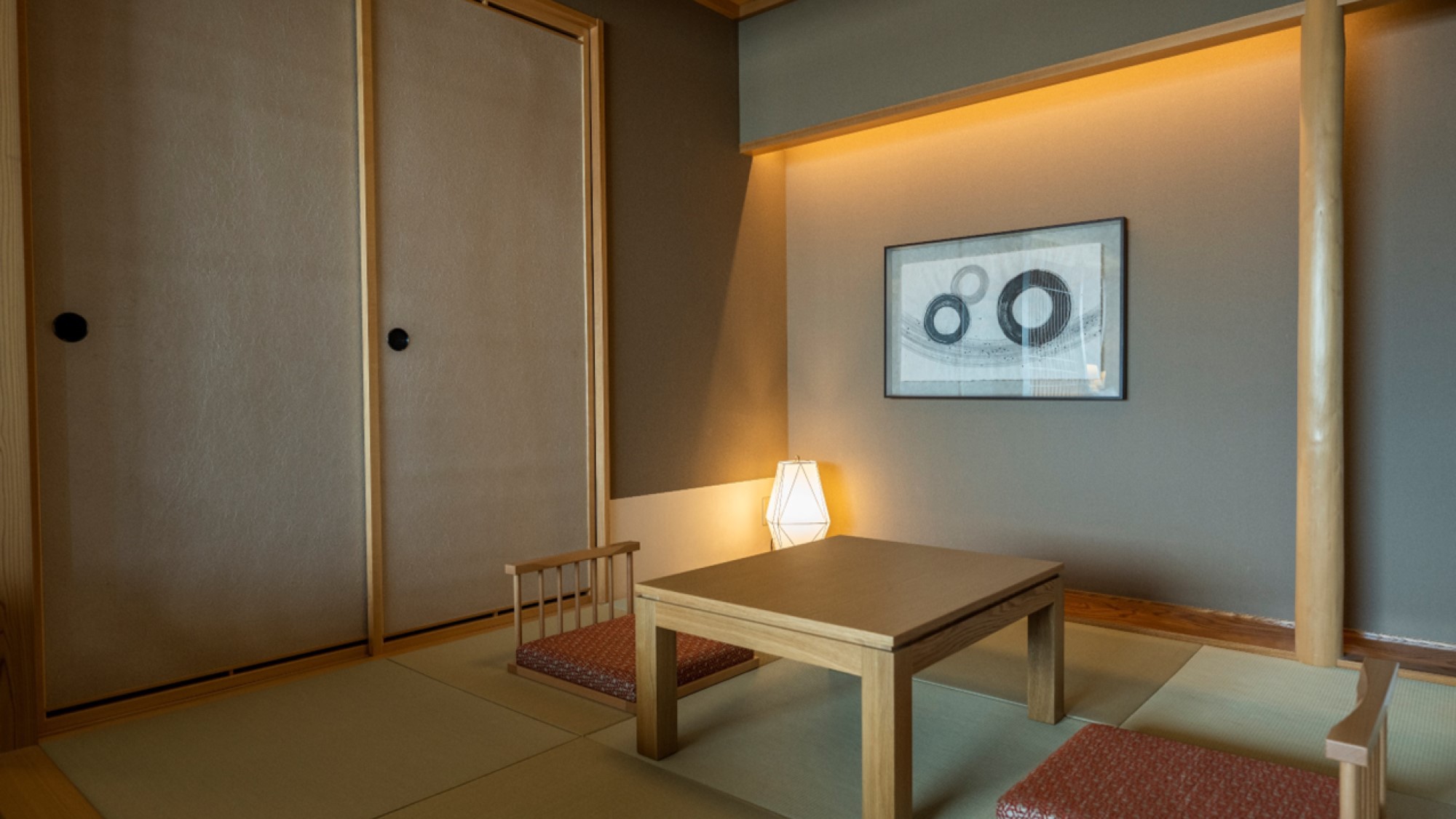 【特別室(檜露天風呂)】4.5畳の畳スペースには和布団を2枚敷いてお休み頂けます。