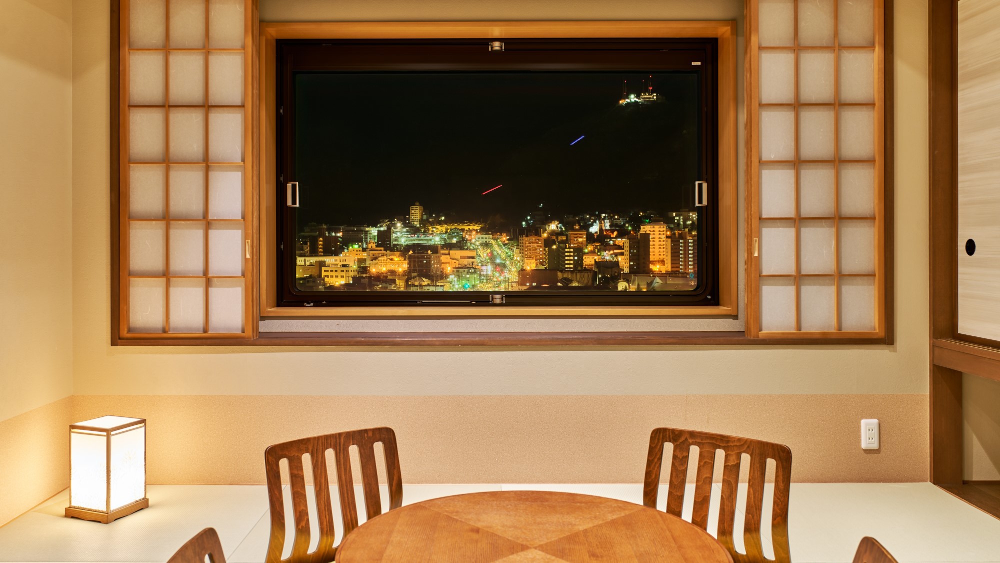 【和洋室】夜になると昼の函館山の雰囲気とは一変。室内を暗転し、思い出を語ってみては…;