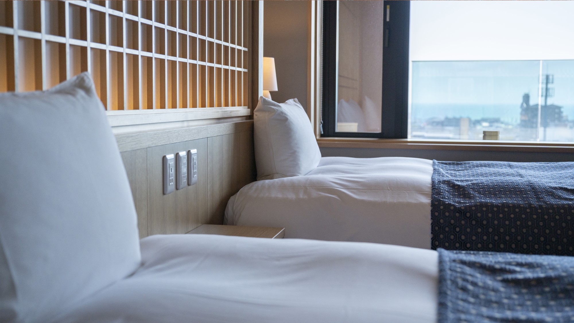 【特別室(陶器露天風呂)】大きな窓からはベッドから眺められる、津軽海峡で心癒されるひと時を…;