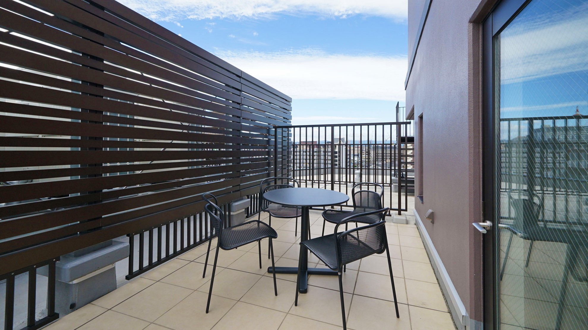 【プレミアテラスルーム】開放的なルーフテラス付きの贅沢な客室。