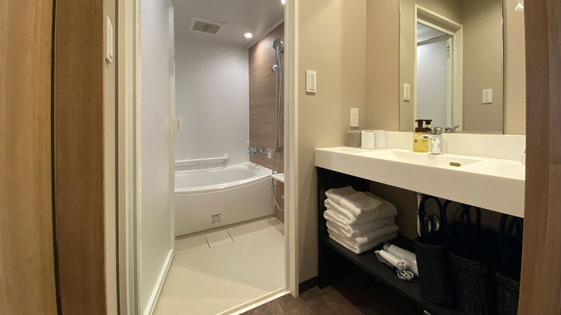 【デラックスツイン】洗い場付きバスルームでゆったりバスタイム。