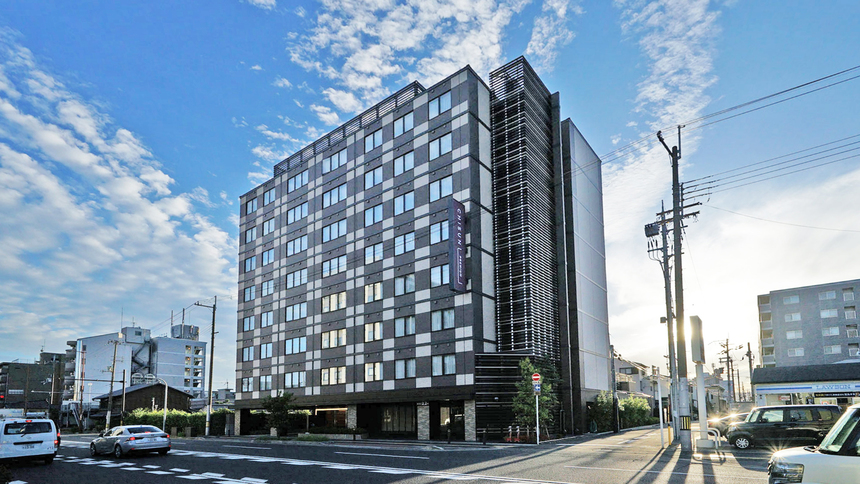 【ホテル外観】京都駅徒歩8分の好立地に位置する、洗練されたホテル。