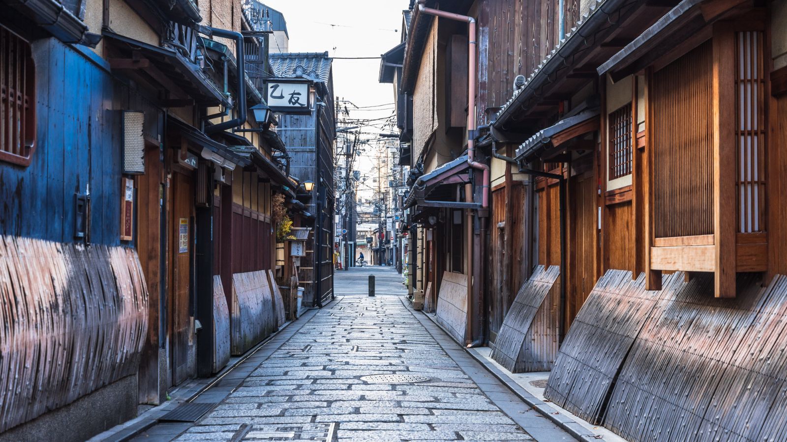 【京都祇園】伝統と華やかさが交わる京都祇園の街並み