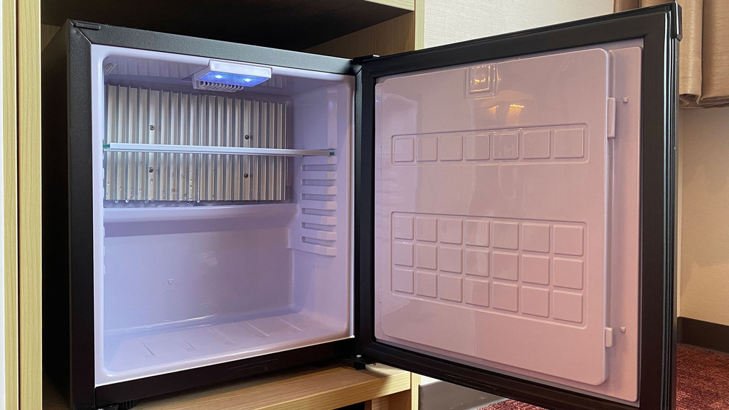 【冷蔵庫】 自由にご利用いただける冷蔵庫で、快適な滞在をサポート。