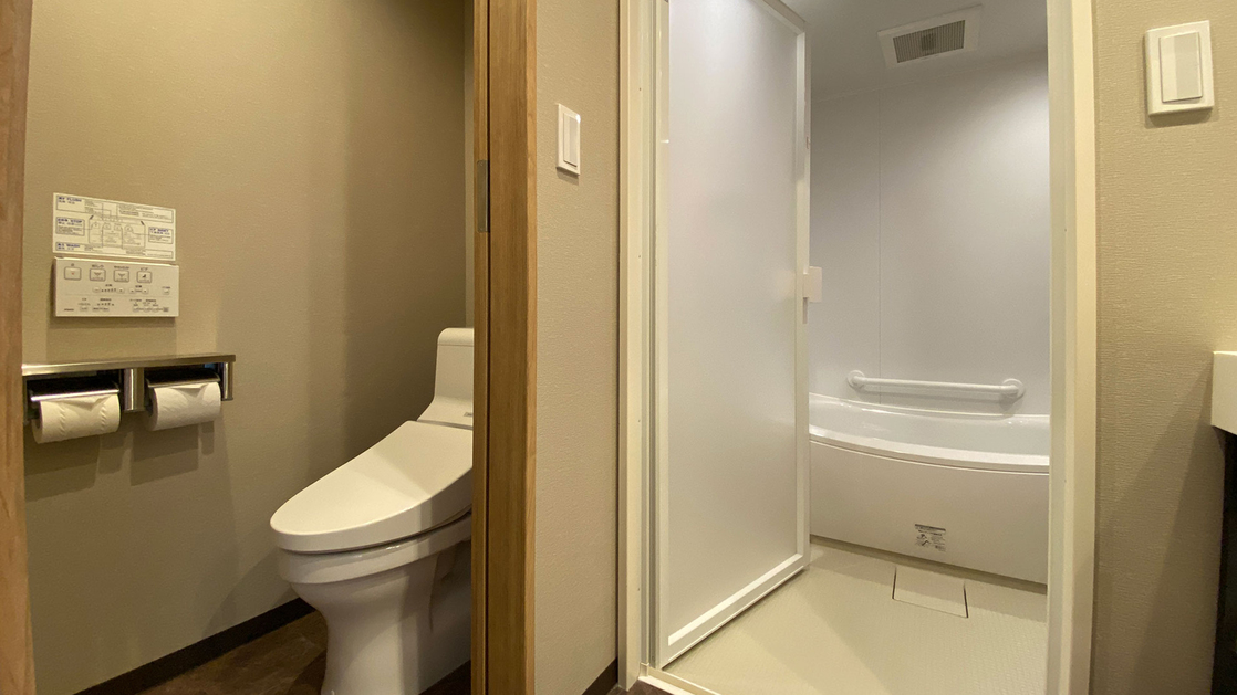 【デラックスツイン】洗い場付きバスルームでゆったりバスタイム。