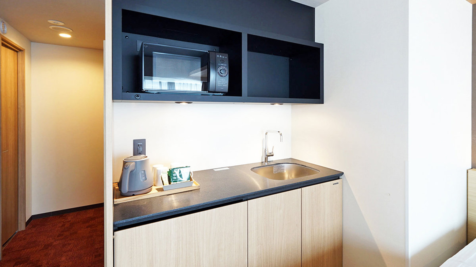 【ファミリールームB】42㎡の広々空間にミニキッチン付きの快適ルーム。