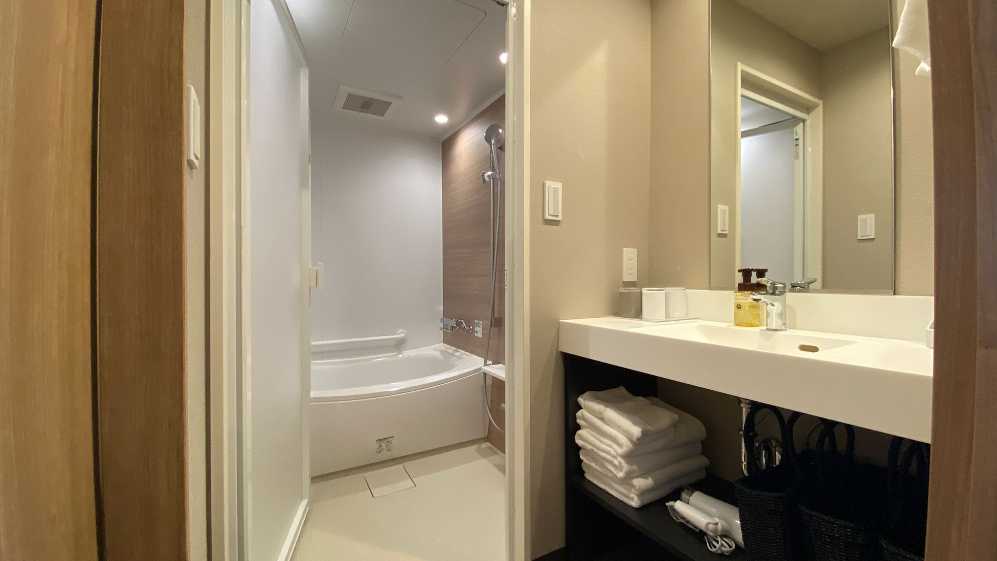 【ファミリールームA 】落ち着いた空間のバスルームで心も体もリラックス。