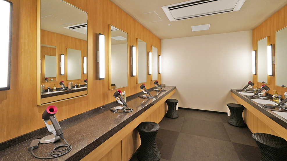 【男女大浴場】旅の疲れを癒せる、落ち着いた雰囲気の大浴場。