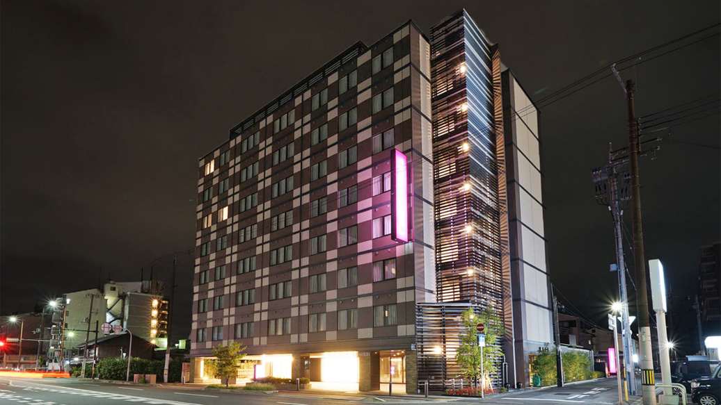 【ホテル外観】京都の街並みに調和した、落ち着いた外観。