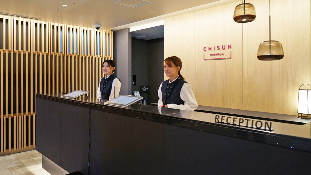 【レセプション】観光や周辺情報も、お気軽にご相談ください。