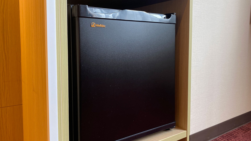 【冷蔵庫】お飲み物やお土産の保管に便利な冷蔵庫を客室に完備。