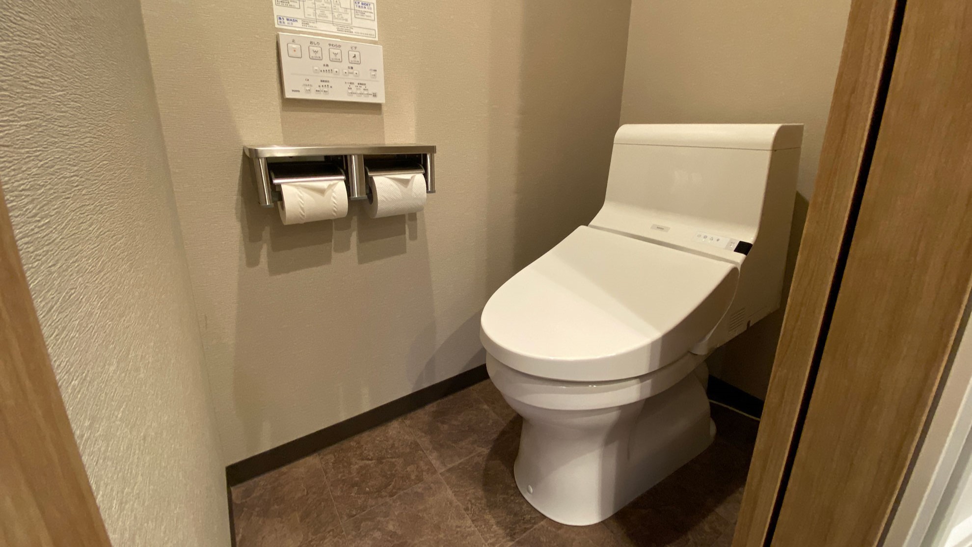 【スーペリアツイン】清潔感のあるレストルームで、快適なご滞在をサポート。