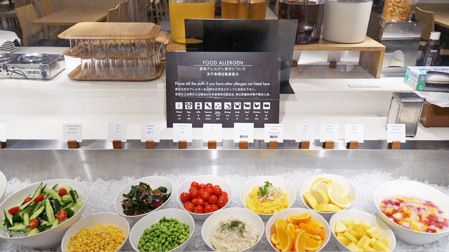 【朝食ビュッフェ】朝食ビュッフェにはパンやサラダバー、フルーツも。