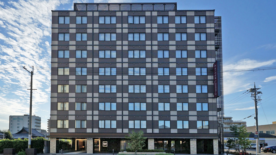 【ホテル外観】シンプルで上品な佇まいのホテル外観。