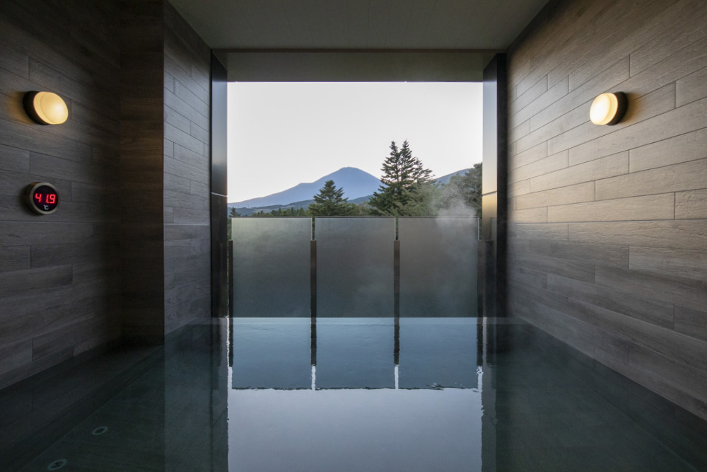 夕暮れ時の富士山と富士大御神温泉の半露天風呂
