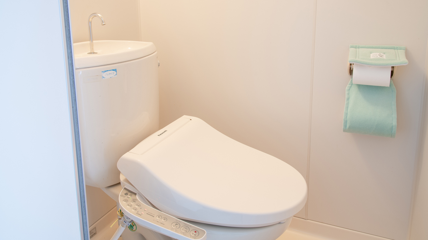 *【和洋室ツイン】洗浄機付トイレを完備しております。
