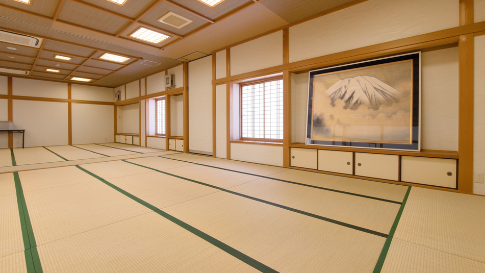 *【宴会場】パーテンションで仕切ることにより、60畳を30畳の2部屋にすることもできます。