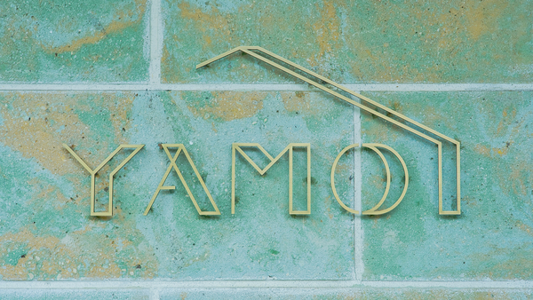 石壁のYAMOのロゴサイン
