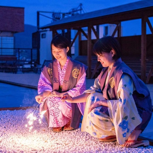 【屋上で花火】7月8月限定！「花火」を赤湯の街並みと烏帽子山を眺める屋上で※1組に1個花火プレゼント