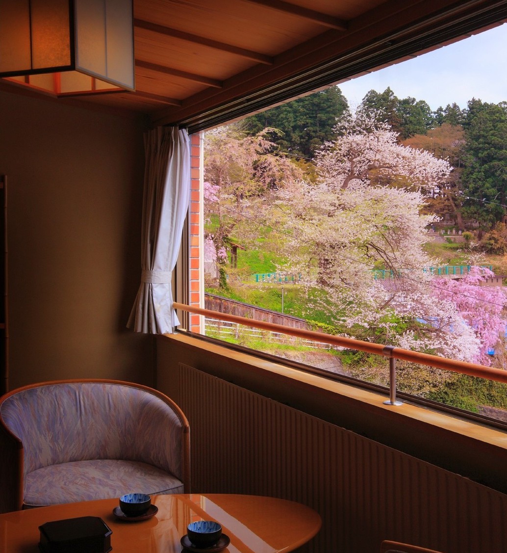 【東館特別室「山吹」からの桜】四季折々の眺めも魅力