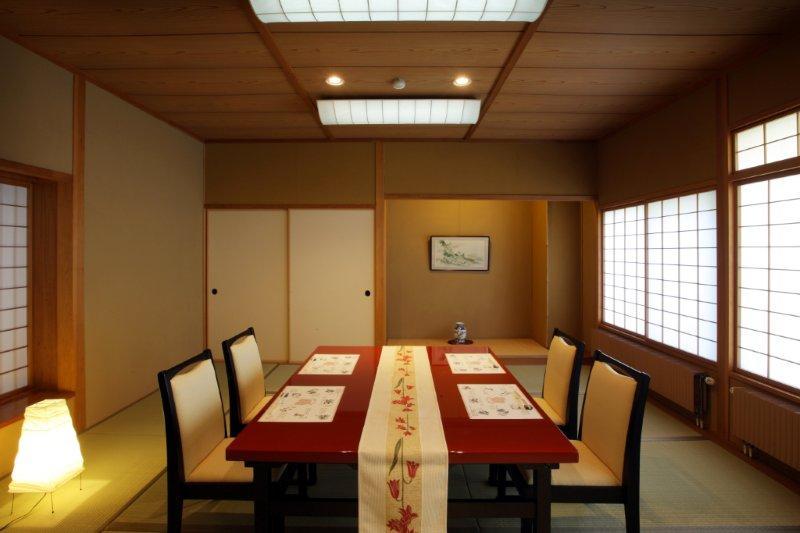 【御殿守・館内施設】会食処「赤湯八景」(イス・テーブル)