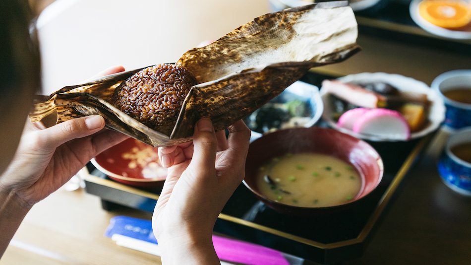 持田醤油店の再仕込み醤油を使った焼きおにぎり、しじみ汁を中心をした家庭的で温かみある朝食です