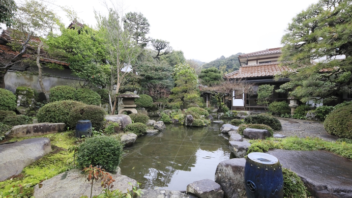 【堀庭園】四季折々の風景が楽しむことができる堀庭園（一例）