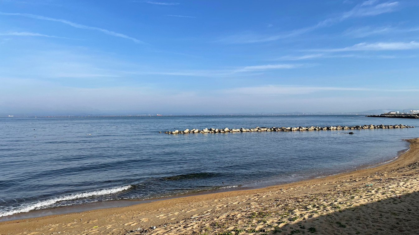 敷地の目の前に広がる海・心地よい海風に当たりながら食べる朝ご飯も癒しのひととき。