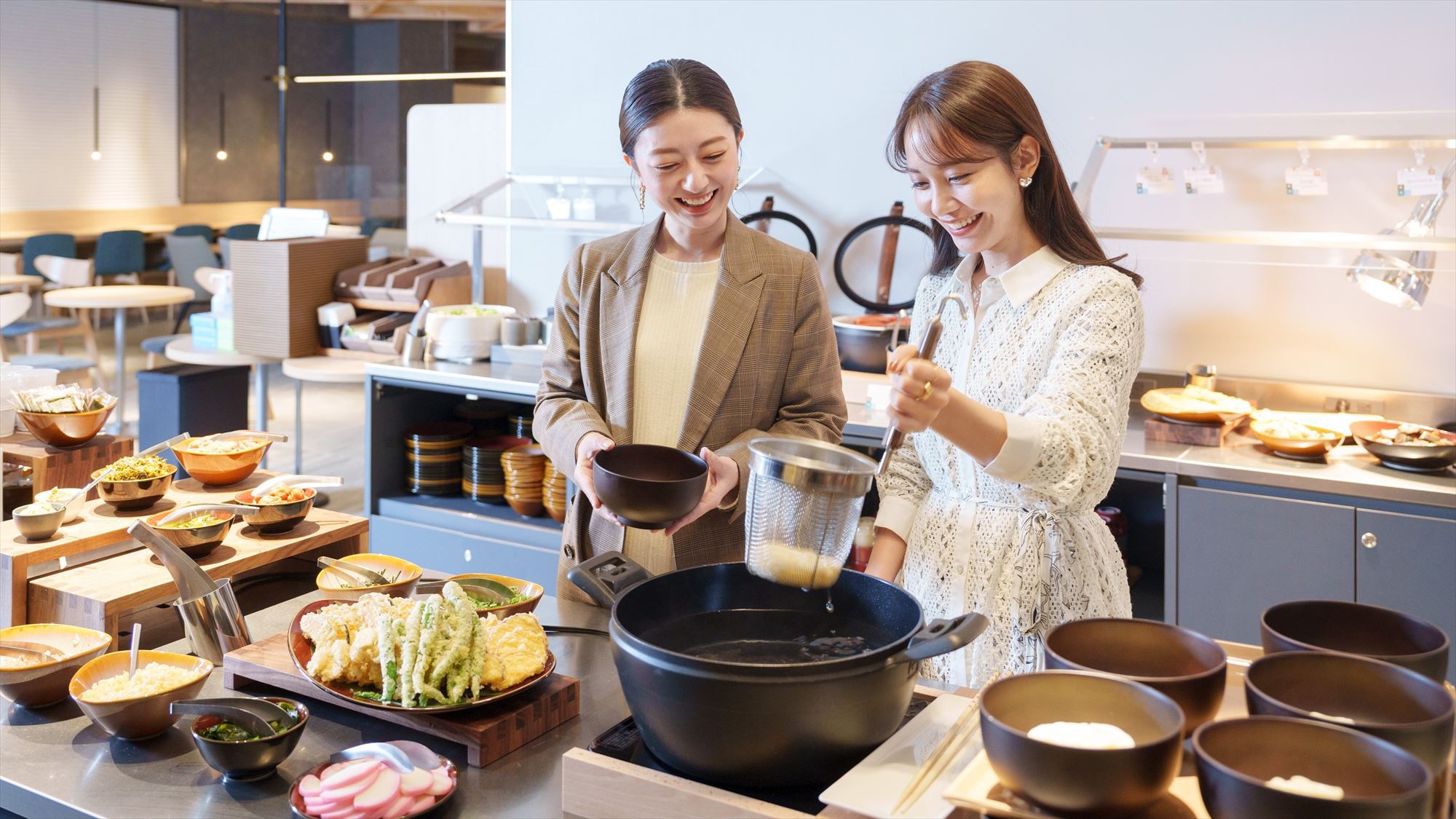 【朝食】博多名物でもある「ごぼう天うどん」をご自身で茹でて手作り体験をお楽しみいただけます。