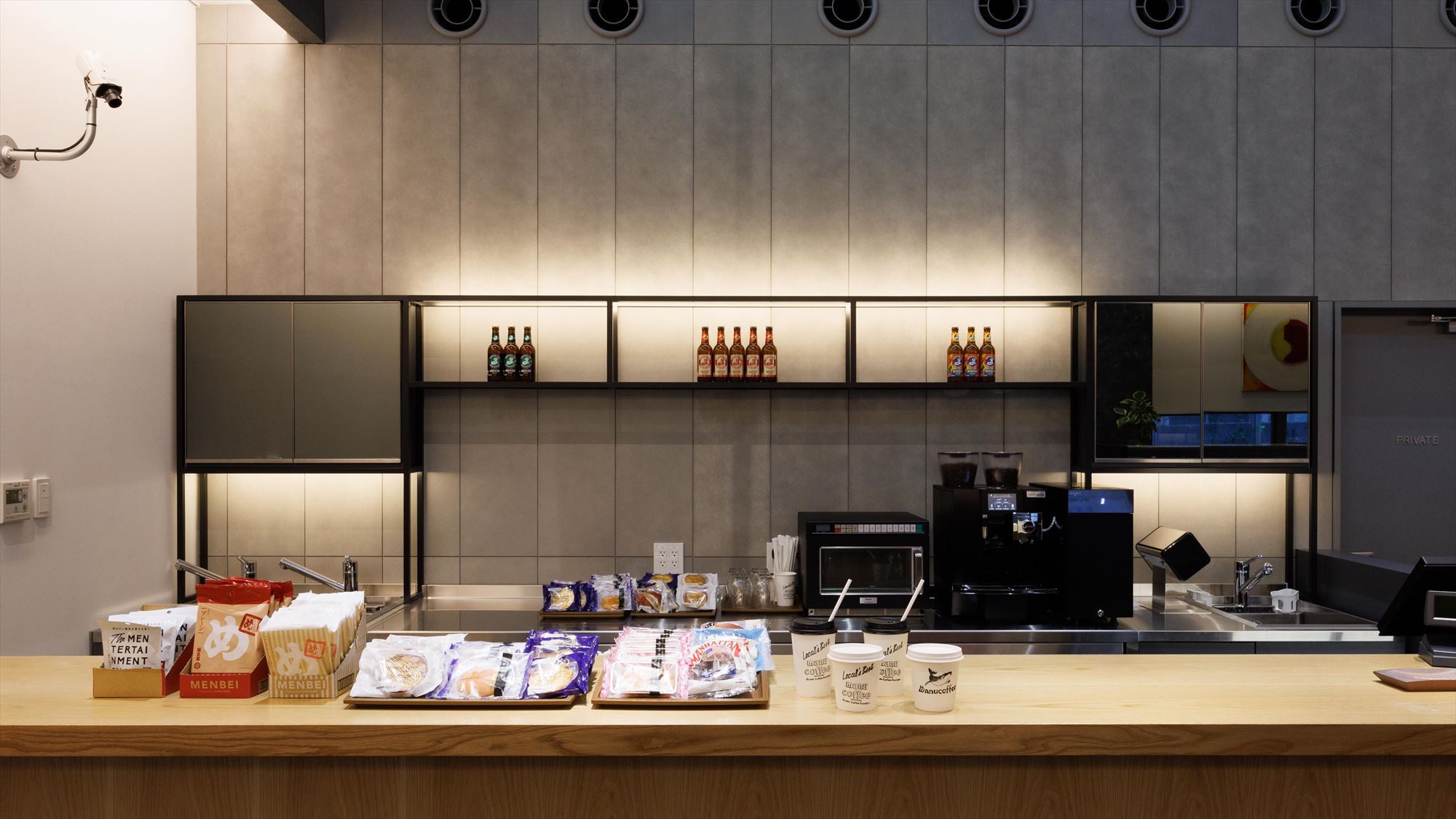 【カフェ&バー】レセプション横のカフェ&バーでは軽食やドリンクを販売しております。